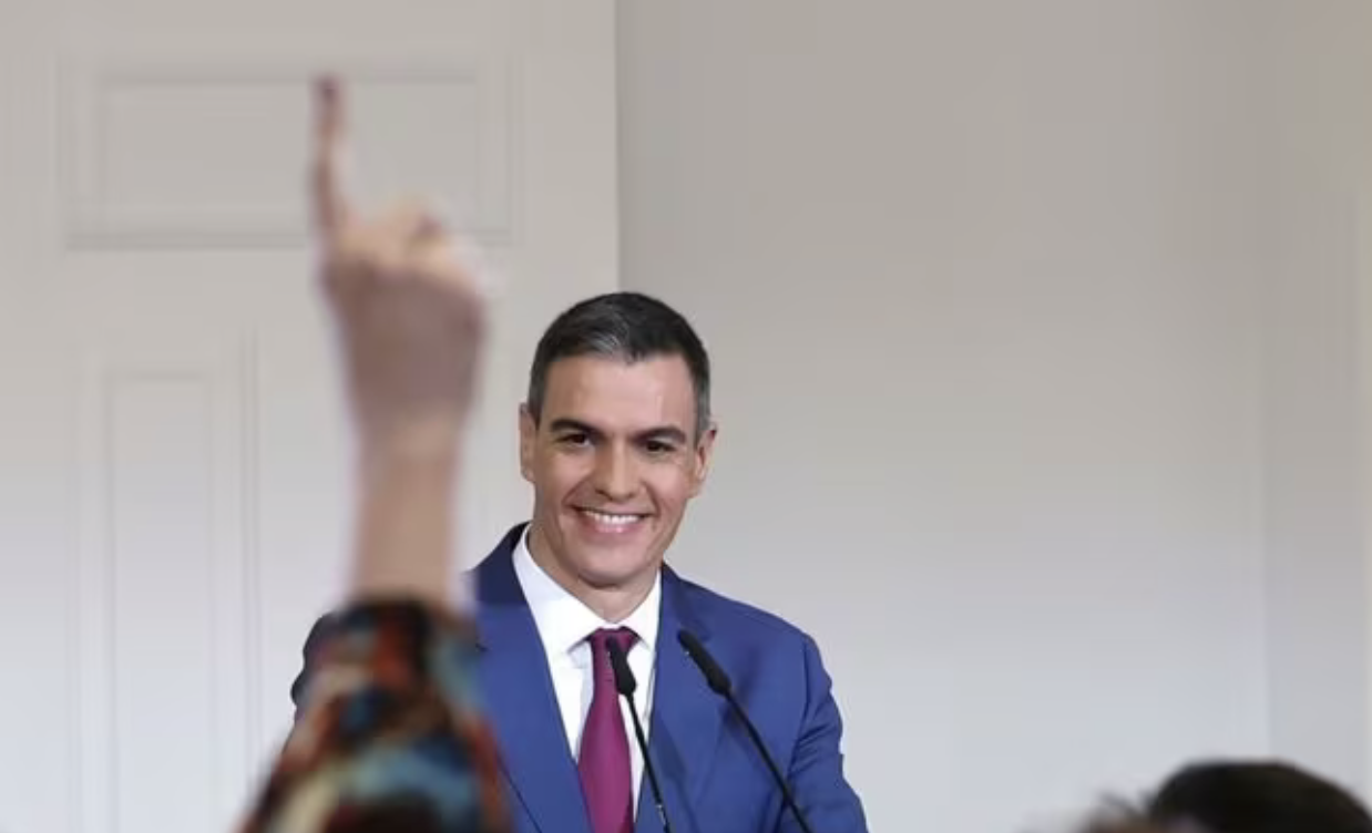 Sánchez fa un equilibri triunfalista, amb referències mínimes a l'amnistía i els atacs al PP
